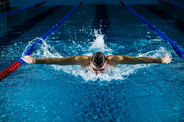 Quels sont les impacts de la pratique régulière de la natation sur la santé mentale des adolescents?